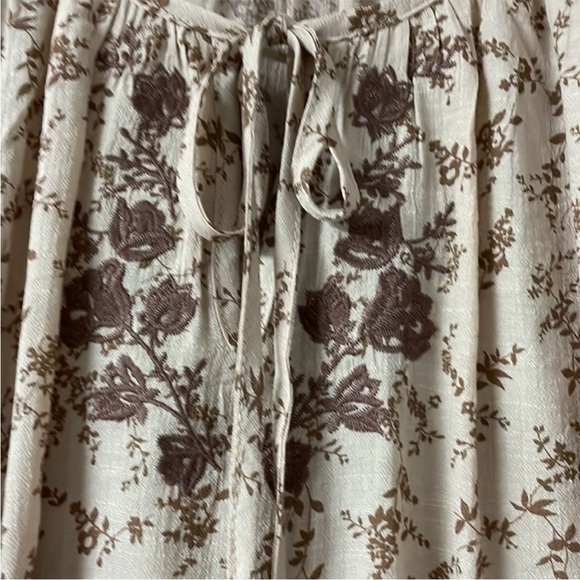 size large Mine floral blouse with flutter sleeves - Picture 2 of 7